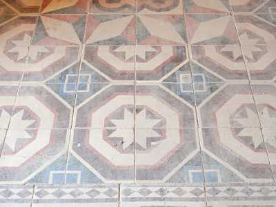 Sul pavimento, infine, sono ancora presenti le originali cementine di diversa tipologia che creano un�elaborata fantasia geometrica (foto di Marcello Mossa)